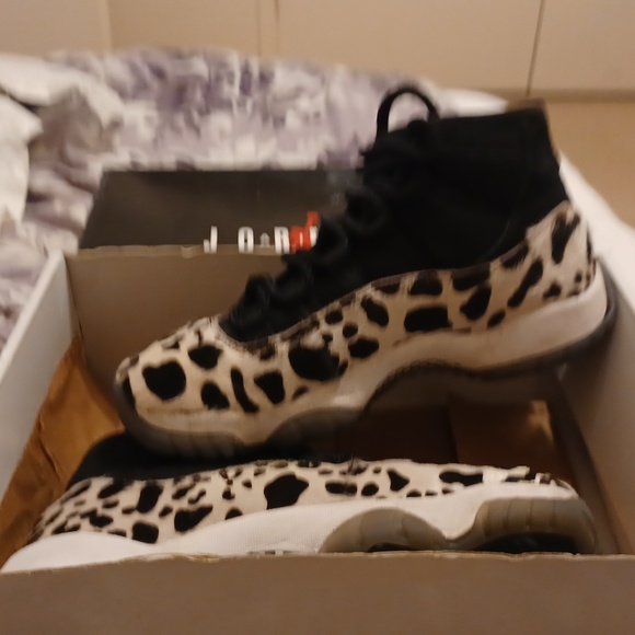 Women's air Jordan 11 retror size 7.5 gently used, no stains or scratches. - Picture 2 of 3